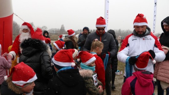 Zimowe bieganie pod znakiem Mikołajowej czapki