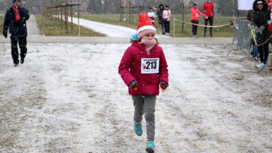 Zimowe bieganie pod znakiem Mikołajowej czapki