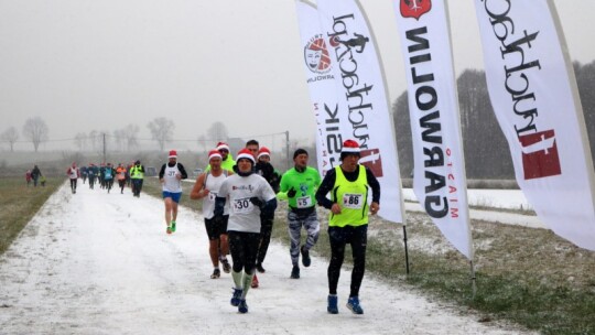 Zimowe bieganie pod znakiem Mikołajowej czapki