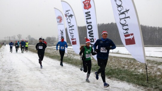 Zimowe bieganie pod znakiem Mikołajowej czapki