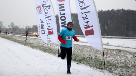 Zimowe bieganie pod znakiem Mikołajowej czapki