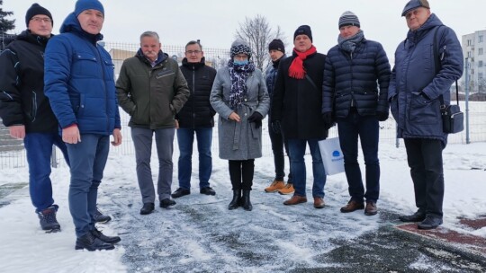 Z boiska przy Piątce znikną dziury?