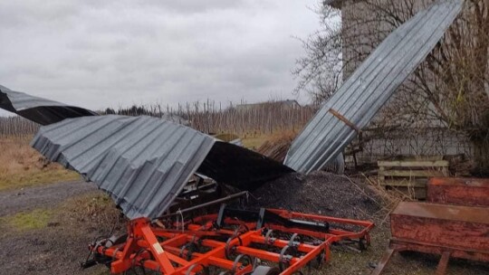 Wichury nad powiatem: Zerwane dachy, połamane drzewa