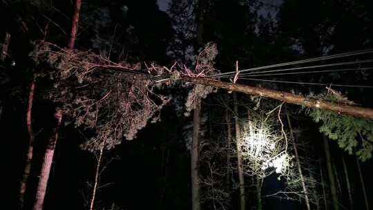 Wichury nad powiatem: Zerwane dachy, połamane drzewa