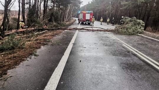 Wichury nad powiatem: Zerwane dachy, połamane drzewa