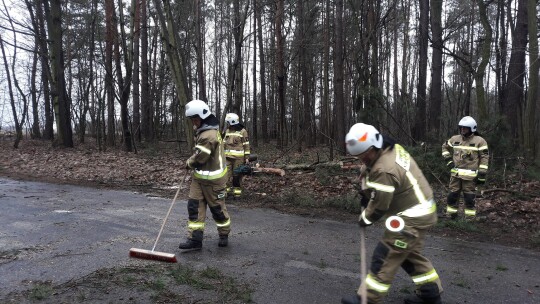 Wichury nad powiatem: Zerwane dachy, połamane drzewa