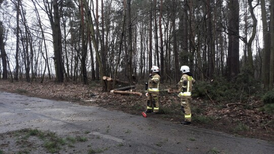 Wichury nad powiatem: Zerwane dachy, połamane drzewa