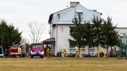 Nie przestaje wiać nad powiatem. Drzewa na drogach i samochodach