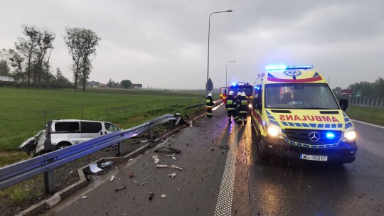 Bus przebił bariery na S17