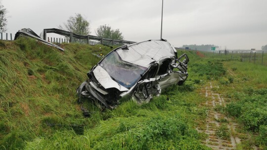 Bus przebił bariery na S17