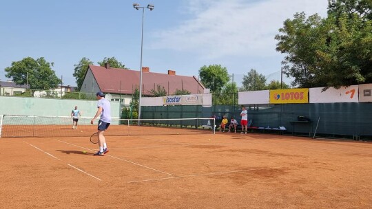 Krzysztof Kwaśniak z pucharem starosty