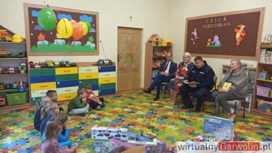 Głośne czytanie na Dzień Przedszkolaka w Borowiu