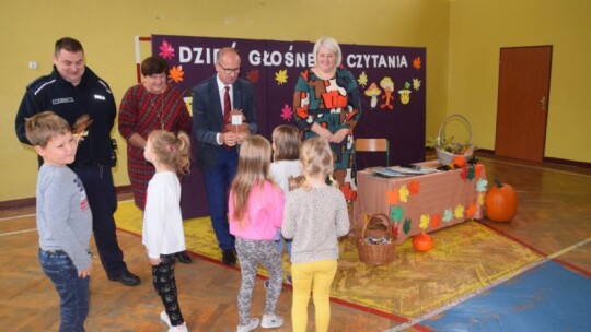 Głośne czytanie na Dzień Przedszkolaka w Borowiu