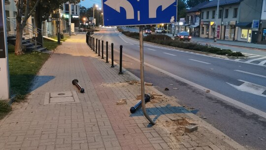 Ściął słupki w centrum Garwolina. Zgłosił się na policję
