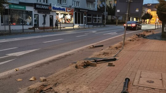 Ściął słupki w centrum Garwolina. Zgłosił się na policję