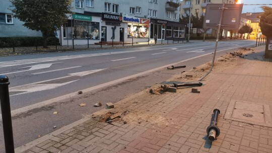 Ściął słupki w centrum Garwolina. Zgłosił się na policję
