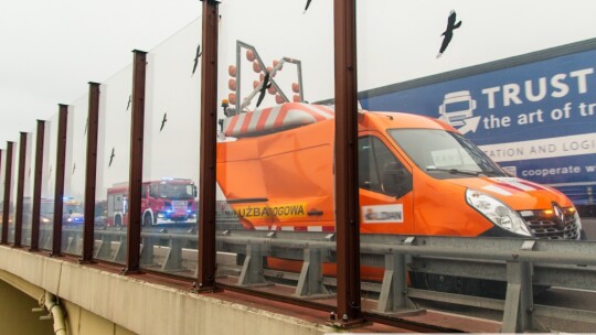 Bus wjechał w pojazd służby drogowej