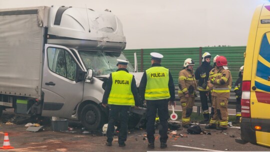 Bus wjechał w pojazd służby drogowej