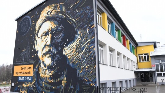 W szkole cieplej, na ścianie mural