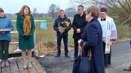 Most po remoncie, strażacy z wyposażeniem