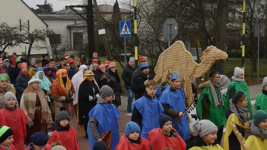 Tradycyjne „Kolędowanie z gwiazdą” i Orszak Trzech Króli w Pilawie