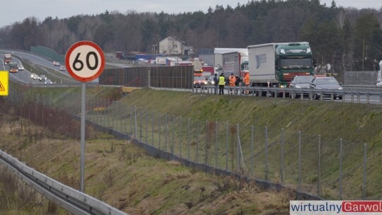 Zderzenie czterech aut na S17. Nie żyje kierowca ciężarówki