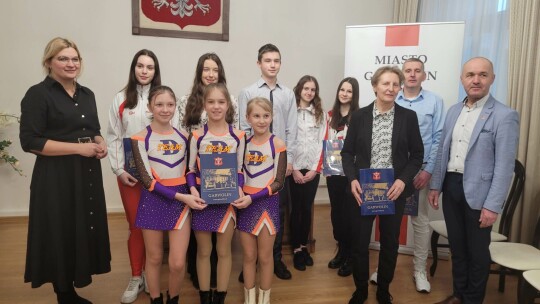 Burmistrz przyznała stypendia i nagrody sportowcom Burmistrz przyznała stypendia i nagrody sportowcom