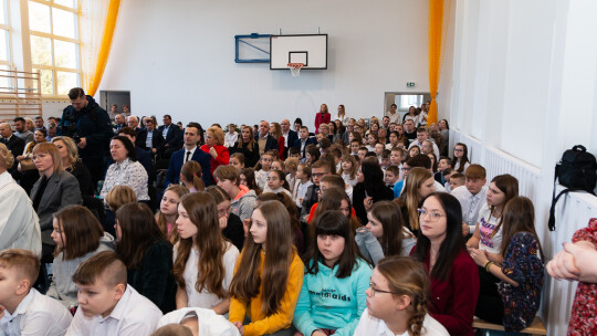 Szkoła w Izdebnie z patronem i halą