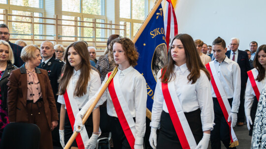 Szkoła w Izdebnie z patronem i halą