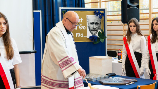 Szkoła w Izdebnie z patronem i halą