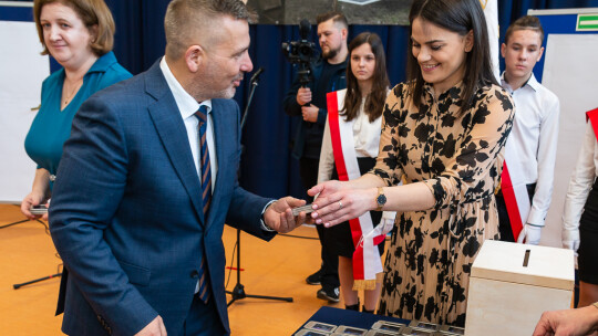 Szkoła w Izdebnie z patronem i halą