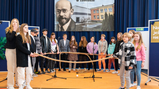 Szkoła w Izdebnie z patronem i halą