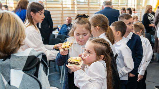 Szkoła w Izdebnie z patronem i halą