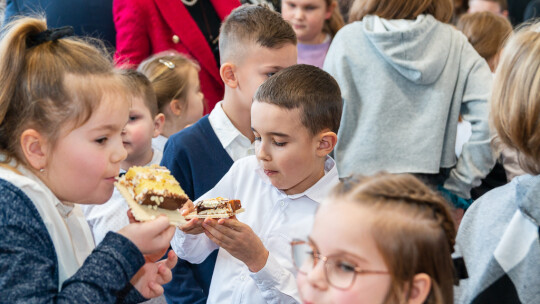 Szkoła w Izdebnie z patronem i halą