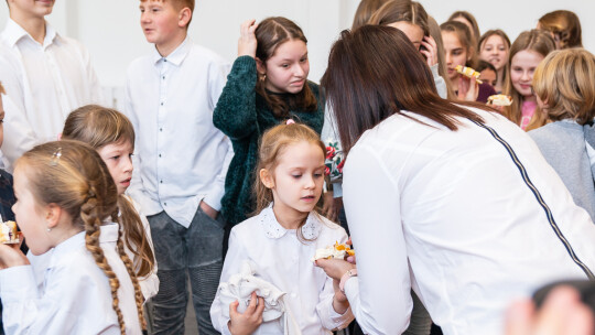 Szkoła w Izdebnie z patronem i halą