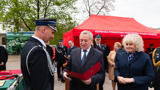 Uroczyście przekazali sprzęt strażakom