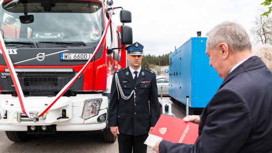 Uroczyście przekazali sprzęt strażakom