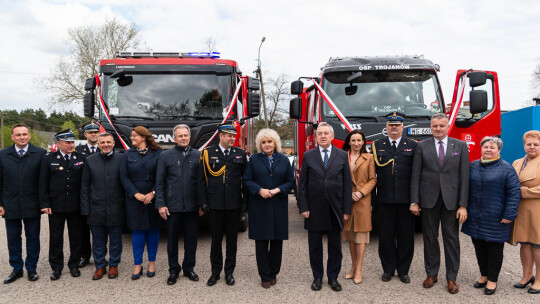 Uroczyście przekazali sprzęt strażakom