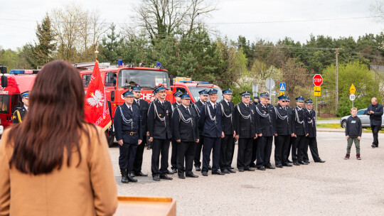 Uroczyście przekazali sprzęt strażakom