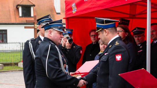 Uroczyście przekazali sprzęt strażakom