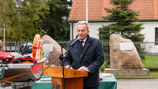 Uroczyście przekazali sprzęt strażakom