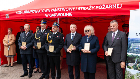 Uroczyście przekazali sprzęt strażakom