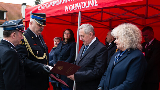 Uroczyście przekazali sprzęt strażakom