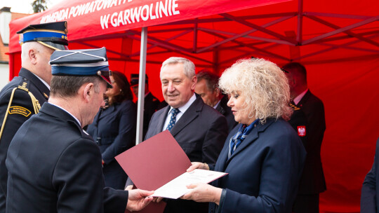 Uroczyście przekazali sprzęt strażakom