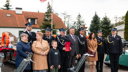 Uroczyście przekazali sprzęt strażakom