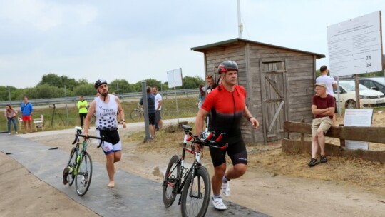 Robert Mrozek zwycięzcą X Triathlonu Garwolińskiego. Łukasz Biernacki na podium