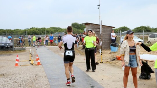 Robert Mrozek zwycięzcą X Triathlonu Garwolińskiego. Łukasz Biernacki na podium