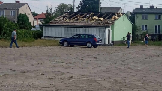 Mini trąba powietrzna przeszła przez targowisko