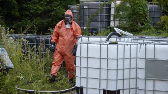 Na nielegalnym składowisku rozszczelniły się zbiorniki z kwasem siarkowym