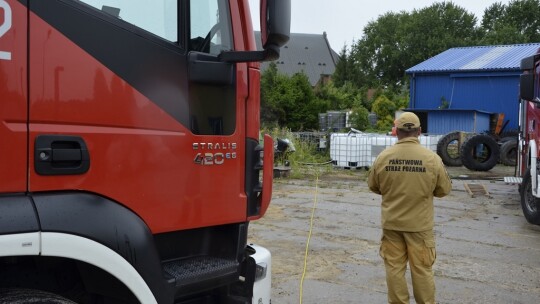 Na nielegalnym składowisku rozszczelniły się zbiorniki z kwasem siarkowym